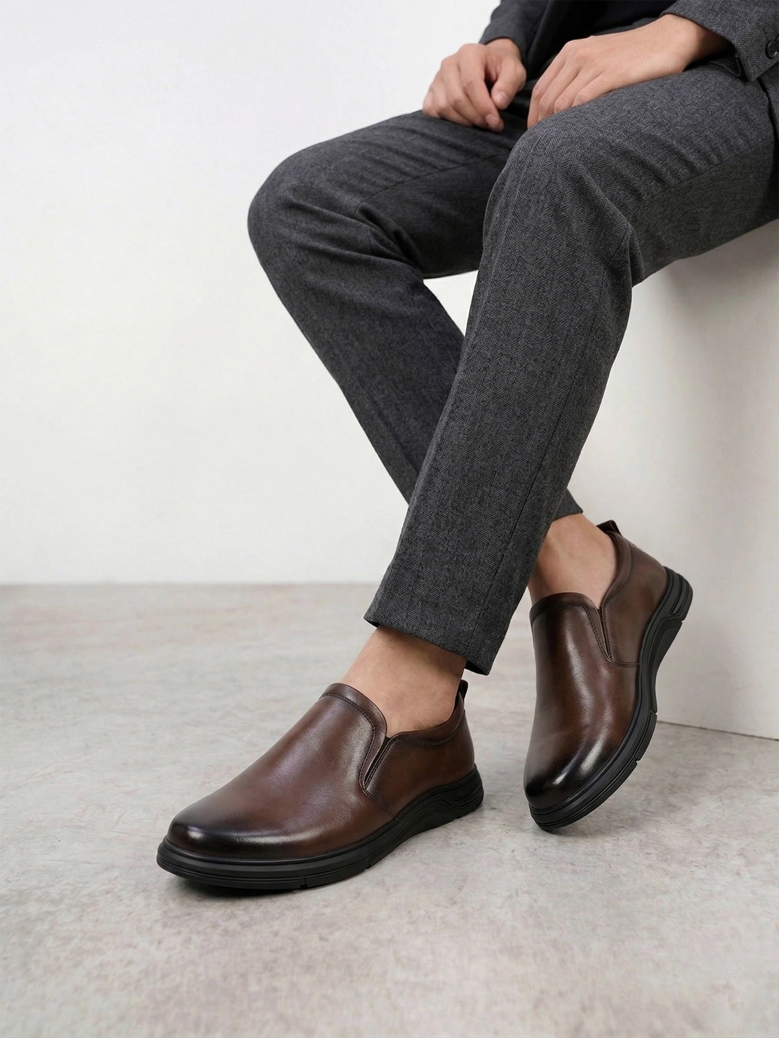 Туфли коричневого цвета с эластичными вставками